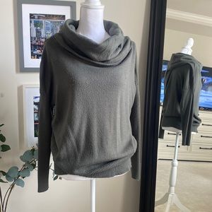 ⏰ Poof - turtleneck drop shoulder sweater - L